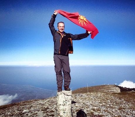 Σκοπιανή πρόκληση: Στην κορυφή του Ολύμπου με τον Ήλιο της Βεργίνας ο Μιλόσοσκι