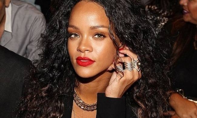 Μόνο η Rihanna θα έκανε τέτοια εμφάνιση. Βγήκε με τα εσώρουχα και ένα… σακάκι