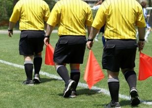 Διαιτητής παίρνει χρήματα πριν από τη σέντρα (vid)