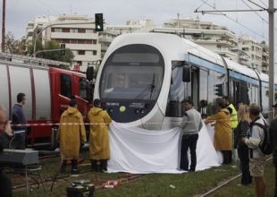 Τραγωδία στο Φλοίσβο. Το τραμ παρέσυρε και σκότωσε ηλικιωμένη γυναίκα