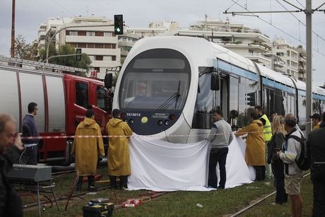 Τραγωδία στο Φλοίσβο. Το τραμ παρέσυρε και σκότωσε ηλικιωμένη γυναίκα