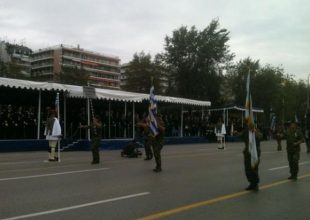 Πριβέ στρατιωτική παρέλαση: Για όρθιους Έλληνες και περήφανη Ελλάδα έκαναν λόγο ο Κάρολος Παπούλιας και ο Δημήτρης Αβραμόπουλος