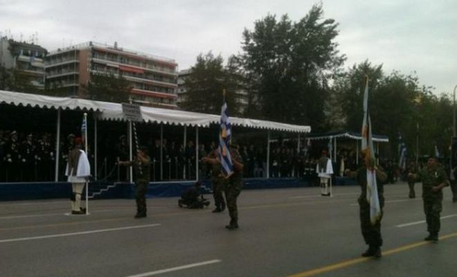 Πριβέ στρατιωτική παρέλαση: Για όρθιους Έλληνες και περήφανη Ελλάδα έκαναν λόγο ο Κάρολος Παπούλιας και ο Δημήτρης Αβραμόπουλος