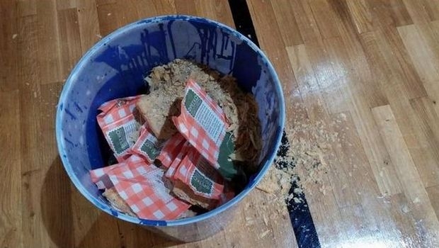 Απάντησαν με 100 μπουγάτσες στο παρκέ!