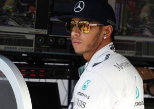 Hamilton κι από τα pit!