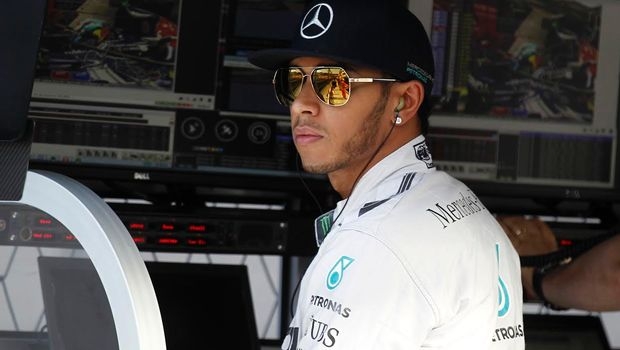 Hamilton κι από τα pit!