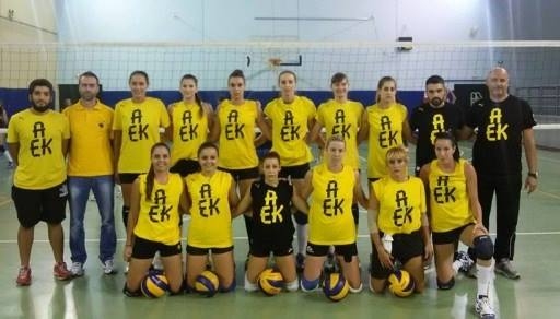 Τα κορίτσια καλούν τον κόσμο στην παρουσίαση