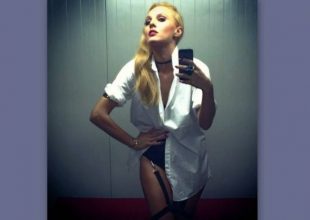 Tάμτα: Selfie φορώντας μόνο τις ζαρτιέρες