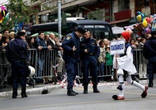 Αντιδράσεις για τα κάγκελα στη μαθητική παρέλαση της Θεσσαλονίκης. “Ιδεολογικά κατά των μαθητικών παρελάσεων” ο Γιάννης Μπουτάρης