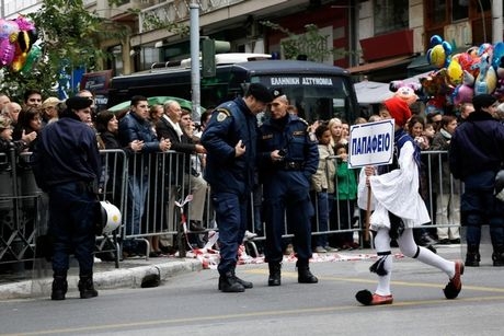 Αντιδράσεις για τα κάγκελα στη μαθητική παρέλαση της Θεσσαλονίκης. “Ιδεολογικά κατά των μαθητικών παρελάσεων” ο Γιάννης Μπουτάρης