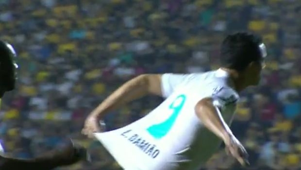 Τράβαγε μόνος του τη φανέλα του! (vid)