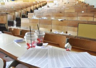 Εικόνες σοκ: Στο έλεος των σκουπιδιών η Φιλοσοφική Αθηνών