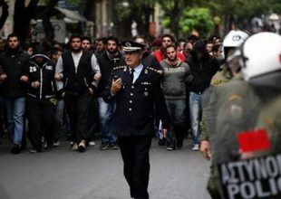 Εξάρχεια: Επεισόδια και άγριες συμπλοκές. Καταγγελίες για ξυλοδαρμούς ρεπόρτερ και κατοίκων από ΜΑΤ