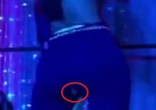 Τι ντροπή! Της σκίστηκε το κολάν on stage