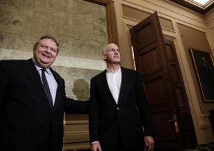 Έκτακτη συνάντηση πραγματοποίησαν στη Βουλή ο Ευ.Βενιζέλος και ο Γ. Παπανδρέου