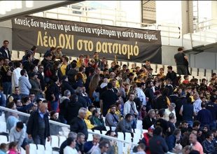 Η μαθητική κερκίδα με Φωστήρα και Ηρακλή Ψαχνών