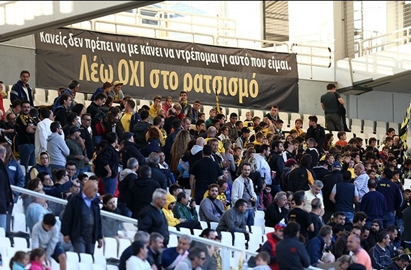 Η μαθητική κερκίδα με Φωστήρα και Ηρακλή Ψαχνών