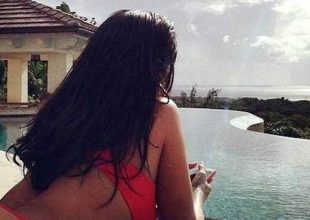 H Rihanna με κόκκινο χριστουγεννιάτικο μπικίνι