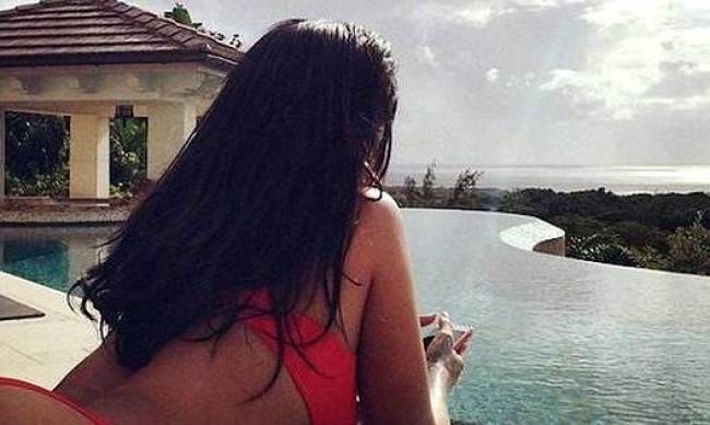 H Rihanna με κόκκινο χριστουγεννιάτικο μπικίνι