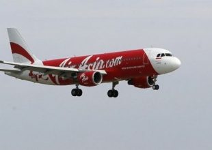 AirAsia: Παραβίασε την άδεια πτήσης ο πιλότος του αεροσκάφους που συνετρίβη