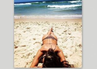 Κάνει ηλιοθεραπεία και κολάζει το Instagram