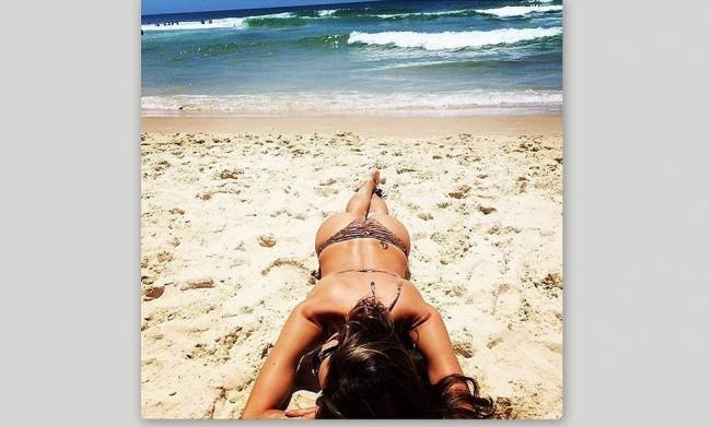 Κάνει ηλιοθεραπεία και κολάζει το Instagram