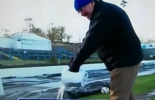 Ζεστό νερό για να ξεπαγώσουν το γήπεδο