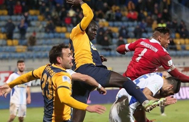 Νοκ άουτ τρεις ενόψει Καλλονής