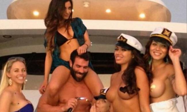 Η τρελή ζωή του πάμπλουτου “βασιλιά του Instagram” που συνελήφθη για κατοχή εκρηκτικών