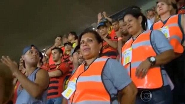 Μητέρες χουλιγκάνων ως stewards σε ντέρμπι μίσους Μητέρες χουλιγκάνων ως stewards σε ντέρμπι μίσους