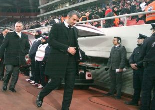 Συνεχίζει να ξεμπροστιάζει…