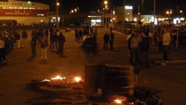 Επεισόδια στο λιμάνι ανάμεσα σε οπαδούς Ολυμπιακού και ΑΕΚ!