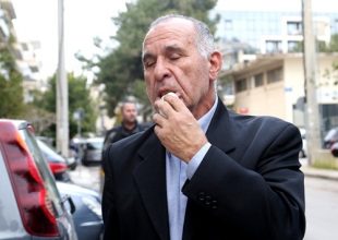 Μηνύσεις σε Μαρινάκη, Καραπαπά και “μπράβο”