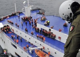 Υπόθεση Norman Atlantic: Ανοίγει η πρύμνη του μοιραίου πλοίου. Ένας ακόμη Έλληνας νεκρός στο γκαράζ