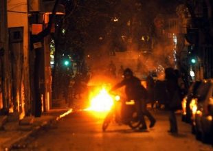 Εμπρησμός περιπολικού στα Εξάρχεια μετά από επίθεση με μολότοφ
