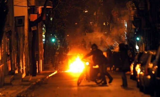 Εμπρησμός περιπολικού στα Εξάρχεια μετά από επίθεση με μολότοφ
