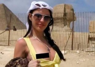 Αίγυπτος: Πορνοστάρ γύρισε «ροζ» video στις πυραμίδες!