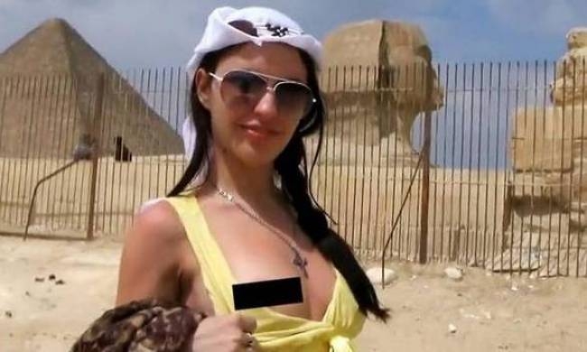 Αίγυπτος: Πορνοστάρ γύρισε «ροζ» video στις πυραμίδες!