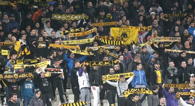 Κασκόλ και τραγούδι μέχρι να κλείσει η φωνή!