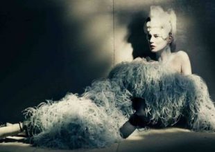 Η Kate Moss φωτογραφίζεται γυμνή και προκαλεί!
