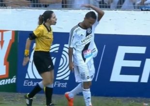 Τρομερός τσαμπουκάς από γυναίκα επόπτη σε ποδοσφαιριστή