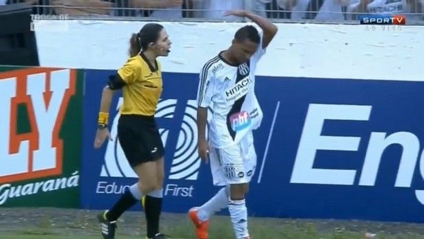 Τρομερός τσαμπουκάς από γυναίκα επόπτη σε ποδοσφαιριστή Τρομερός τσαμπουκάς από γυναίκα επόπτη σε ποδοσφαιριστή