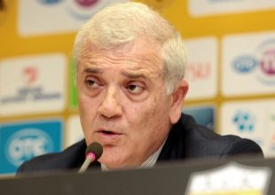 Επιστρέφει και τα βάζει όλα σε τάξη