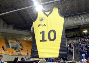 Όταν σείστηκε το κλειστό για χάρη του (video)