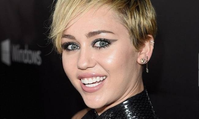 Η προκλητική φωτογραφία της Miley Cyrus που κάνει ξανά τον γύρο του διαδικτύου