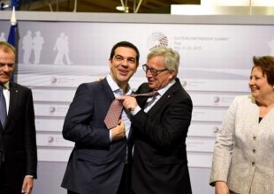 Ο Γιούνκερ δεν μπορεί να ξεπεράσει το ότι ο Τσίπρας δεν φοράει γραβάτα