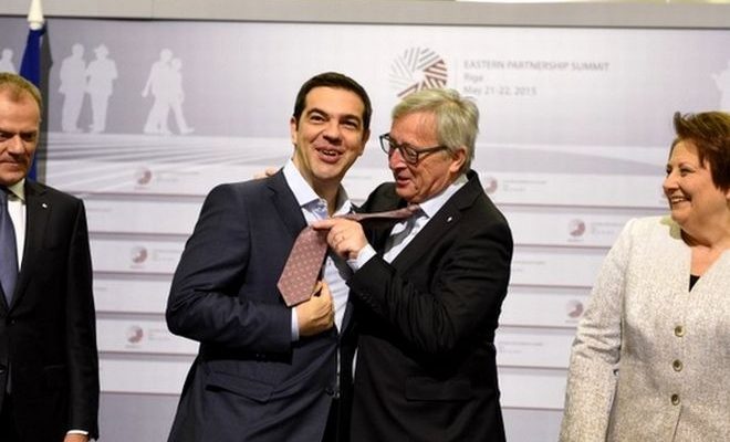 Ο Γιούνκερ δεν μπορεί να ξεπεράσει το ότι ο Τσίπρας δεν φοράει γραβάτα
