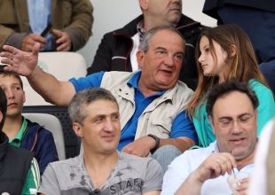 Στη Λεωφόρο ο Καραμανλής!