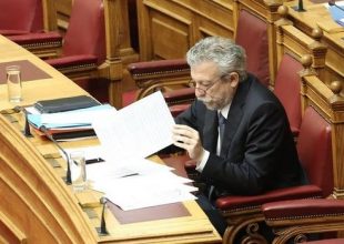H Κυβέρνηση παίζει τον παπά