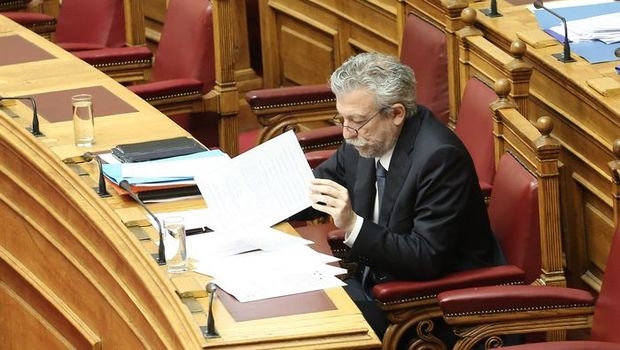 H Κυβέρνηση παίζει τον παπά